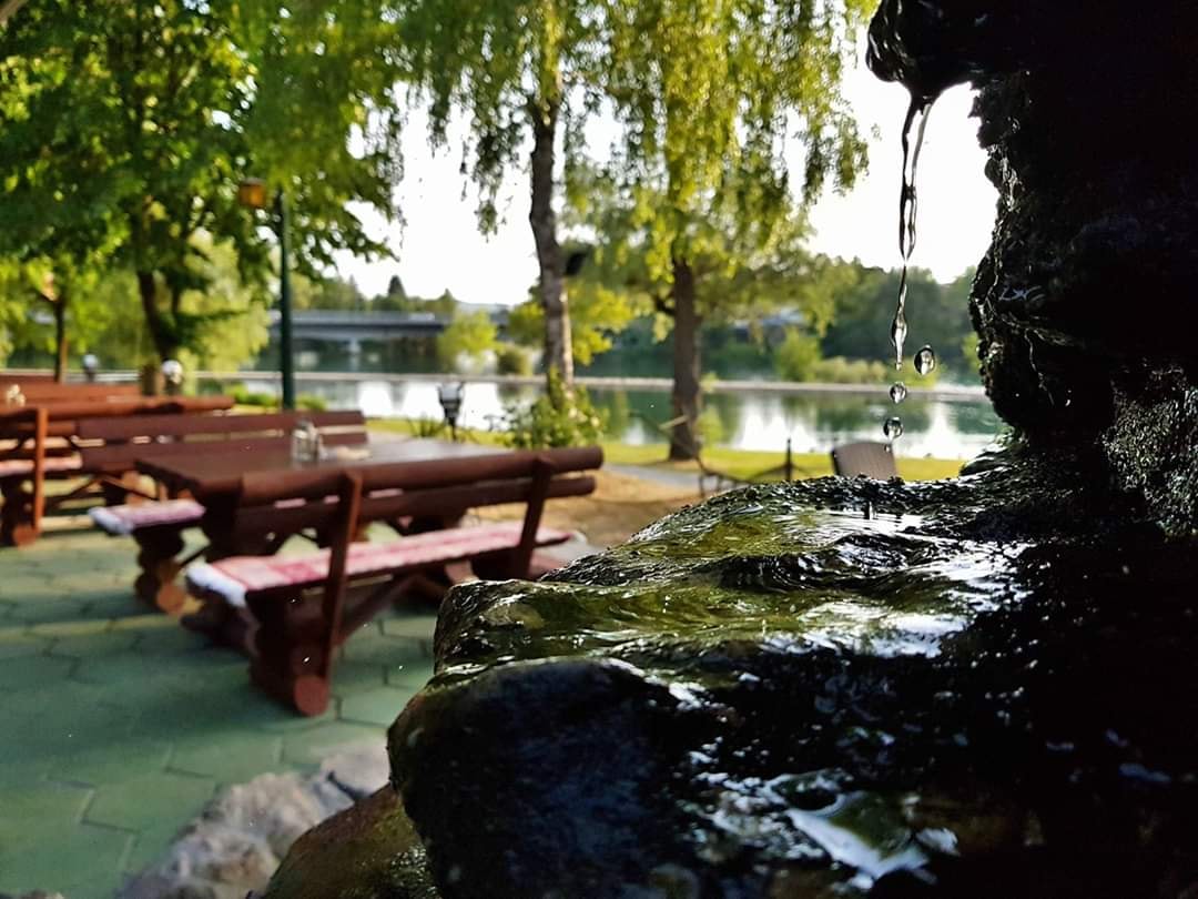 Terasa sa pogledom na smaragdno zelenu Unu